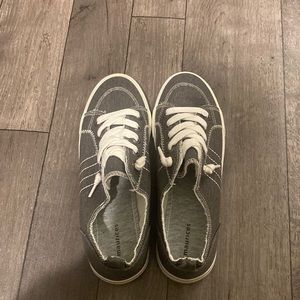Maurice’s Womens casual shoes size 9